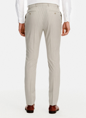 Beżowy garnitur męski w prążek