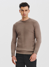 Brązowy sweter męski