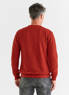 Czerwony sweter męski z okrągłym dekoltem