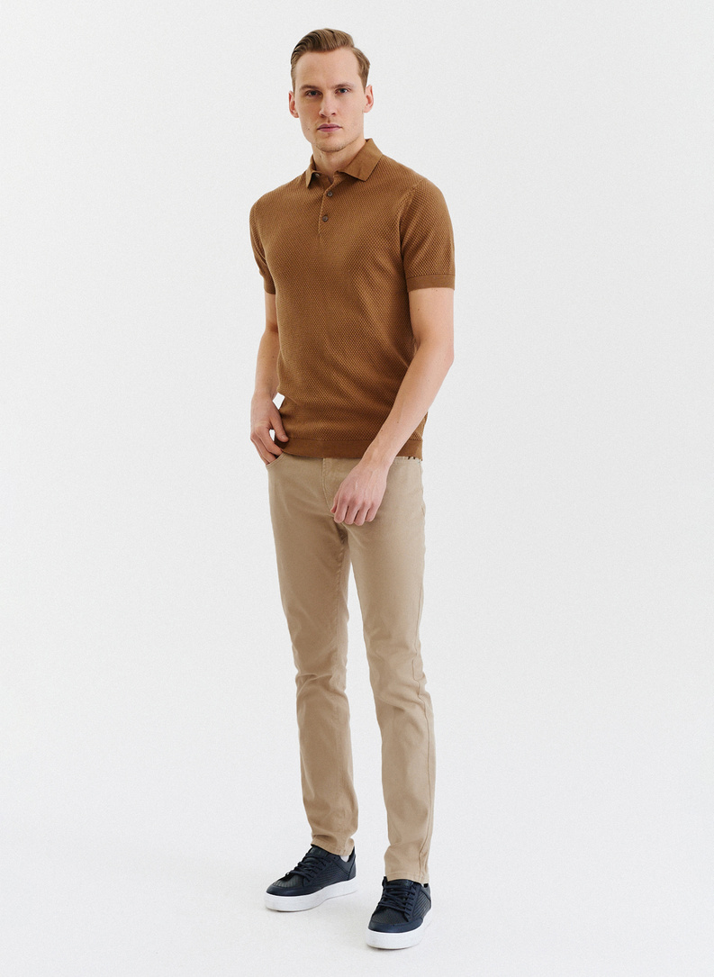 T-shirt polo o ciekawej fakturze w kolorze ciepłego brązu