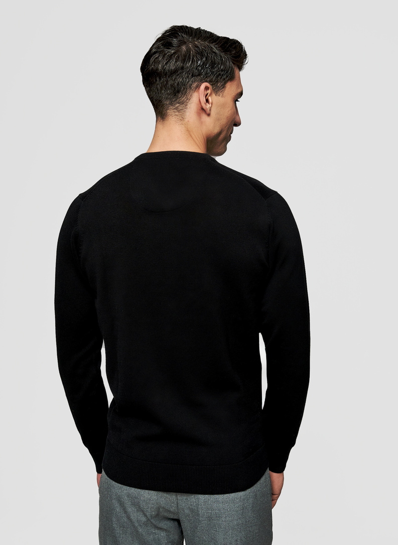 Czarny męski sweter w serek 