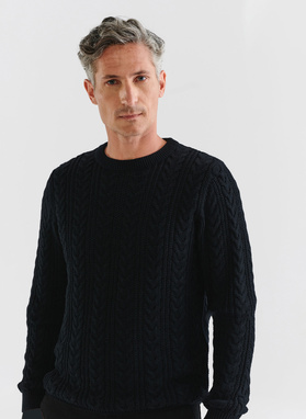 Czarny sweter męski o warkoczowym splocie
