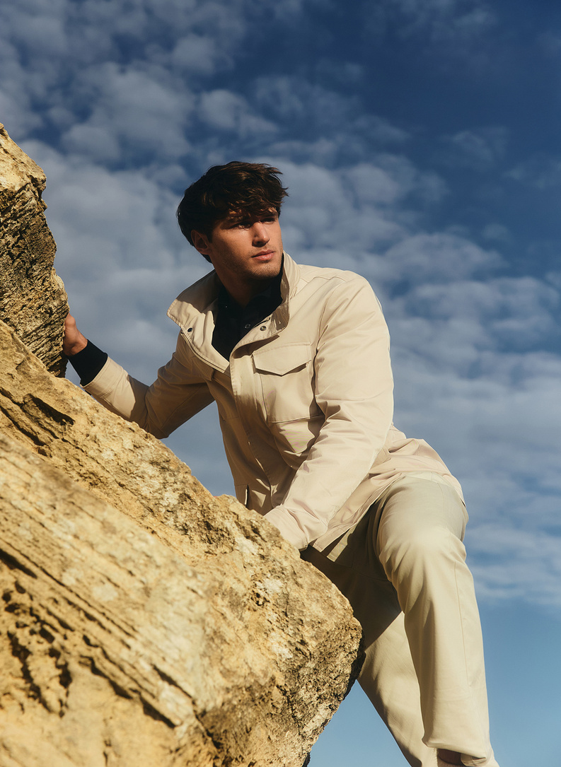 Wiosenna kurtka w kolorze beżowym