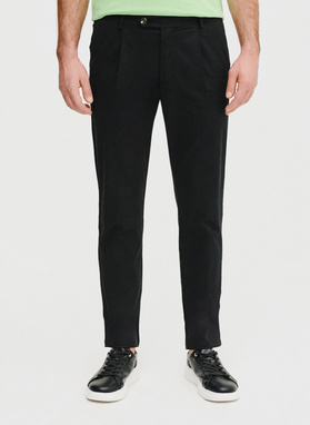 Czarne spodnie z zaszewkami