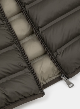 Krótka pikowana kurtka w kolorze brązowym