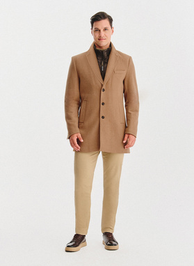 Beżowy płaszcz męski z odpinanym kołnierzem