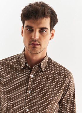 Brązowa męska koszula w mikrowzór