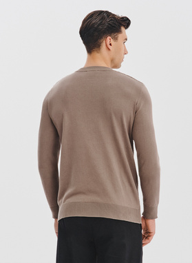 Brązowy sweter męski