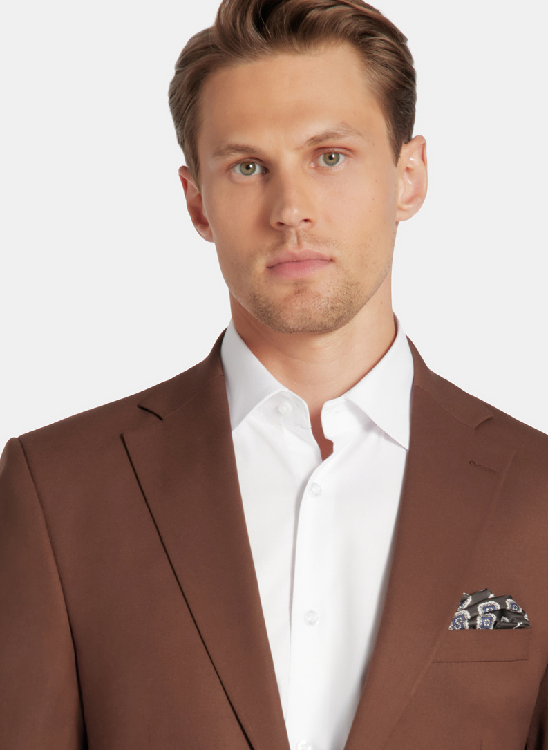Gładki brązowy garnitur męski