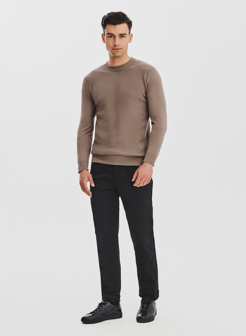 Brązowy sweter męski