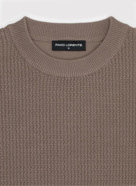 Brązowy sweter męski