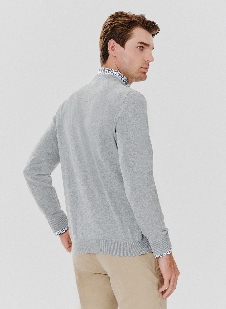 Jasnoszary męski sweter w serek 