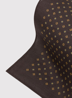 Brązowa poszetka w mikrowzór