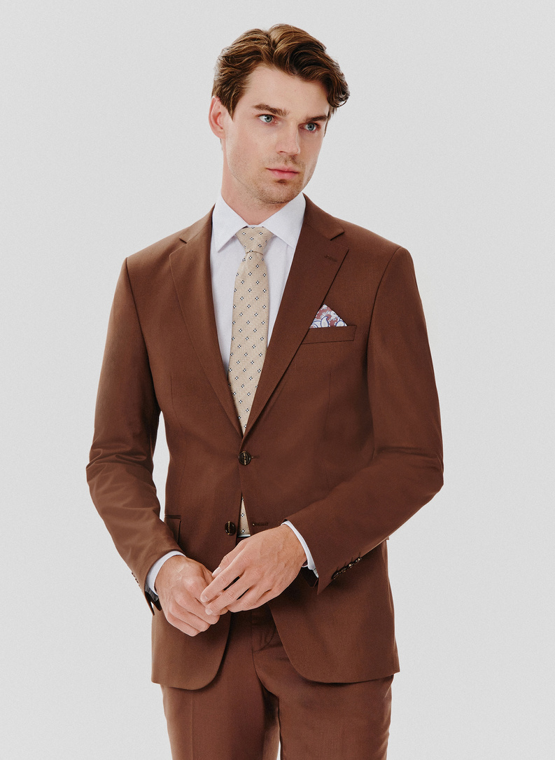 Dwuczęściowy brązowy garnitur męski