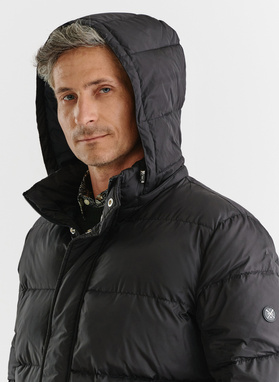 Czarna długa pikowana kurtka