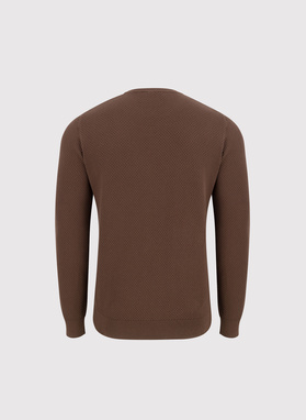 Brązowy sweter męski