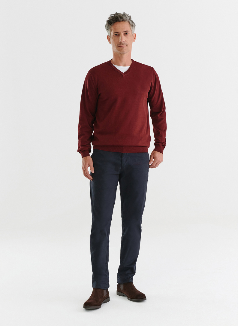 Bordowy gładki sweter męski z dekoltem w serek