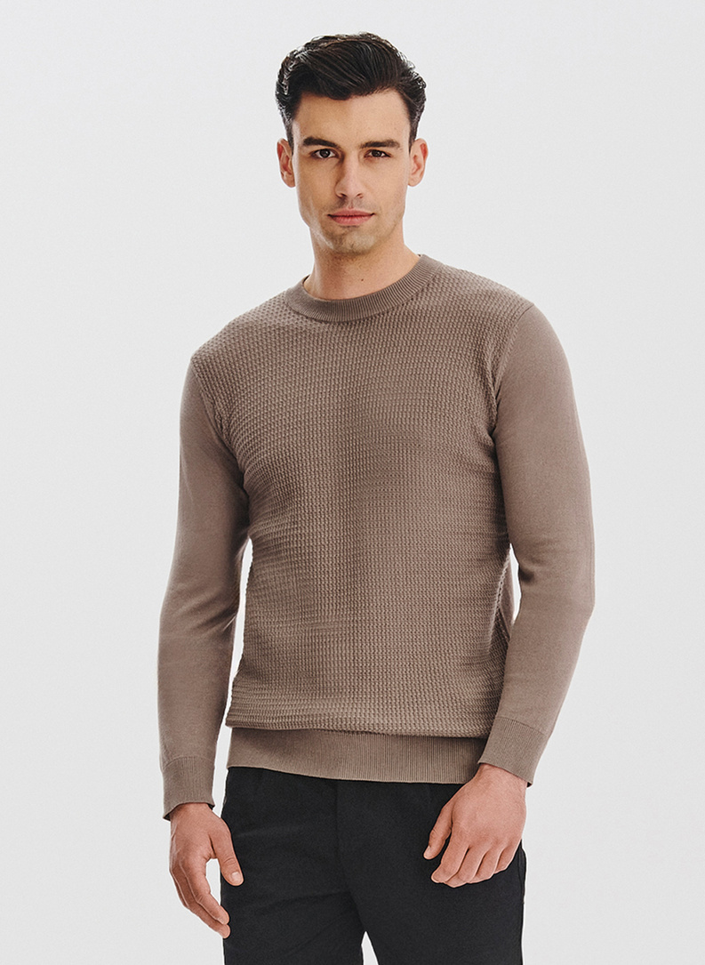 Brązowy sweter męski