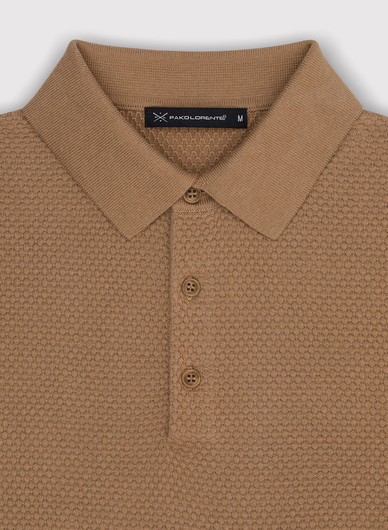 T-shirt polo o ciekawej fakturze w kolorze ciepłego brązu