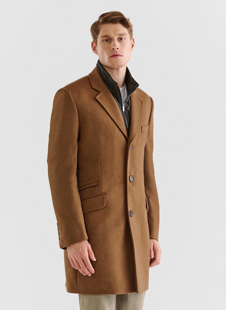 Męski kamelowy płaszcz z wełną