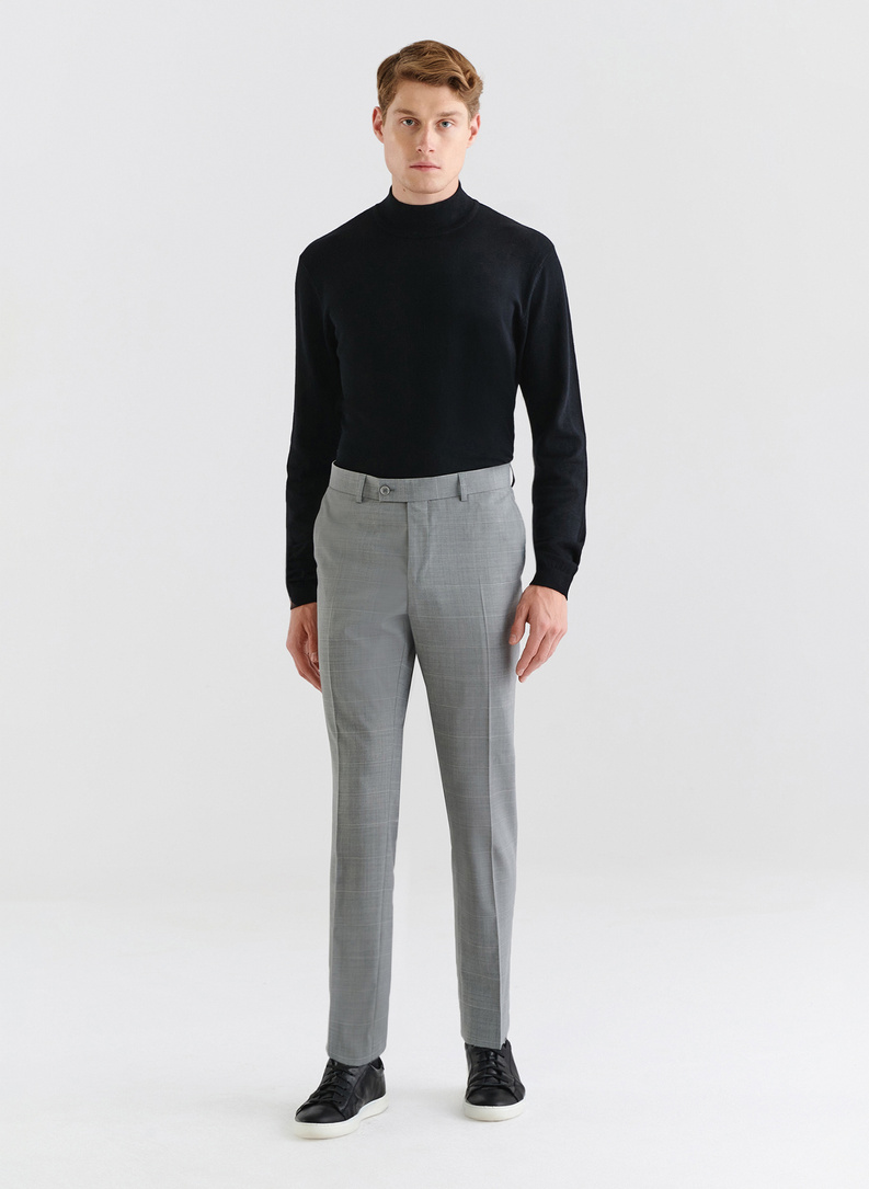 Szary garnitur męski w delikatną kratę
