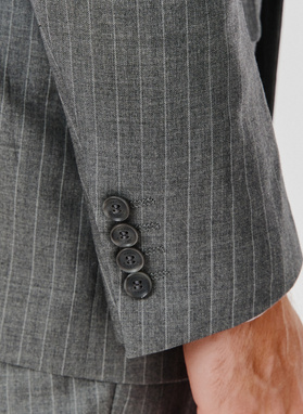 Dwuczęściowy garnitur męski w prążek