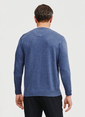 Niebieski męski sweter w serek