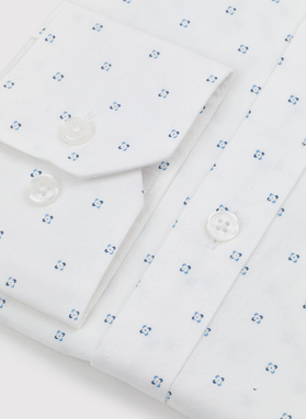 Biała koszula z długimi rękawami w mikrowzór