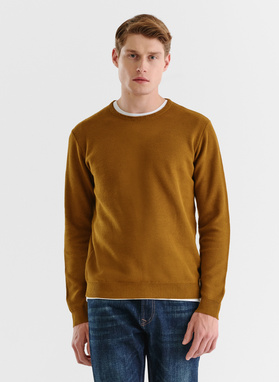 Musztardowy sweter męski z okrągłym dekoltem