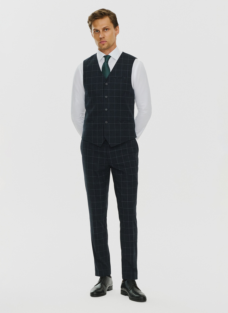 Trzyczęściowy granatowy garnitur męski w kratę