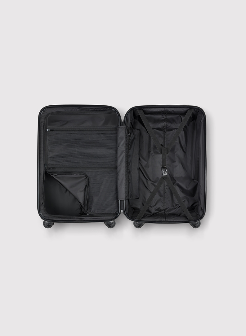 Średnia czarna walizka ze żłobieniami