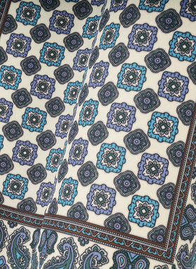 Beżowa poszetka w geometryczny wzór