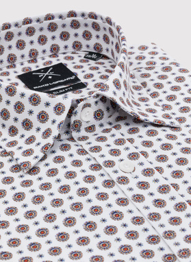 Biała koszula w wyrazisty wzór