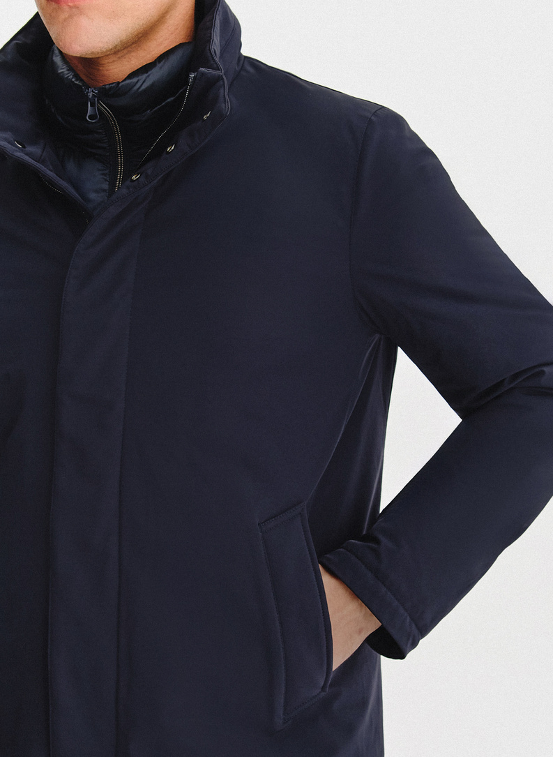 Granatowa kurtka z odpinanym kołnierzem