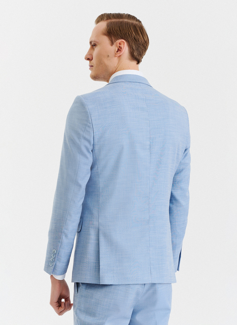 Niebieski garnitur męski o widocznej fakturze