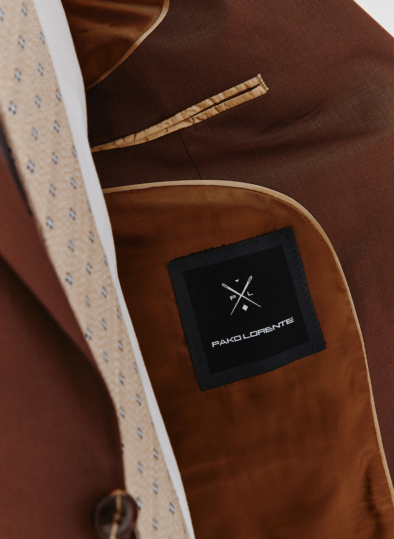 Dwuczęściowy brązowy garnitur męski