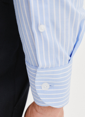 Błękitna koszula męska w paski