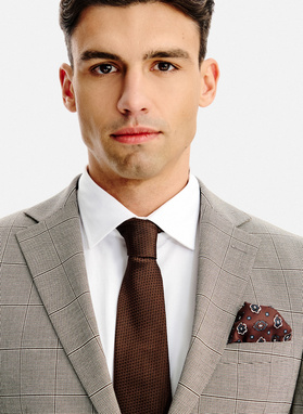 Brązowy garnitur w kratę