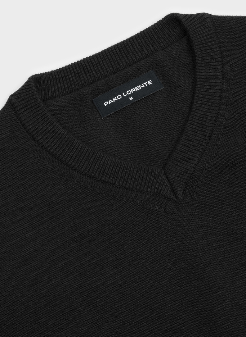 Czarny sweter v-neck