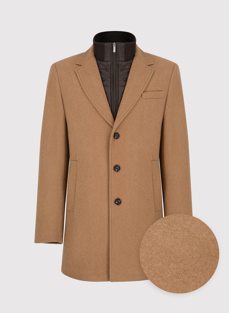 Beżowy płaszcz męski z odpinanym kołnierzem