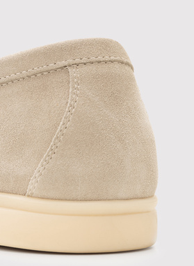 Beżowe mokasyny z zamszu