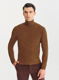 Kamelowy gładki golf męski