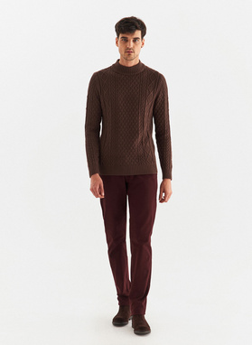 Półgolf z warkoczowym splotem w kolorze brązowym