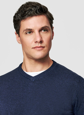 Granatowy sweter męski z dekoltem w serek 