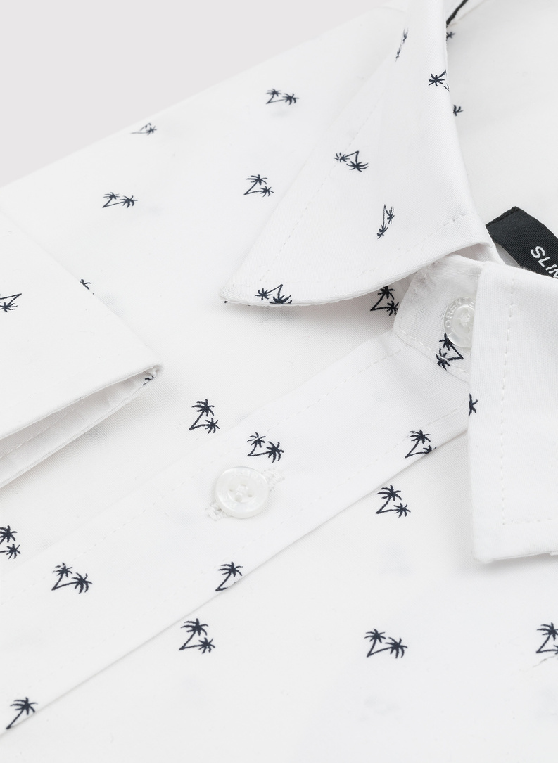 Biała koszula w palmy