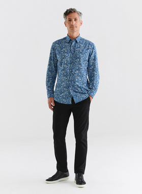 Casualowa niebieska koszula w paisley