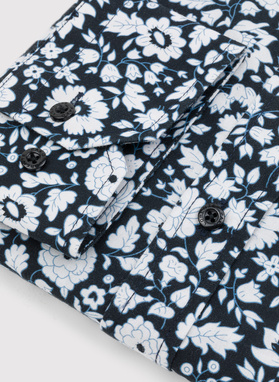 Czarna koszula w białe kwiaty