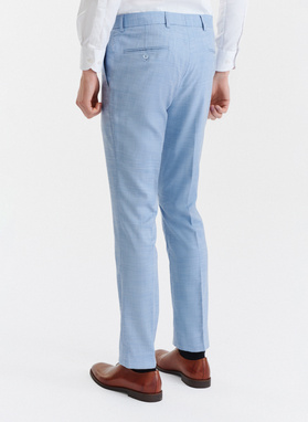 Niebieski garnitur męski o widocznej fakturze