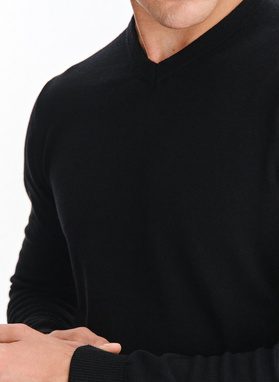 Czarny bawełniany sweter v-neck