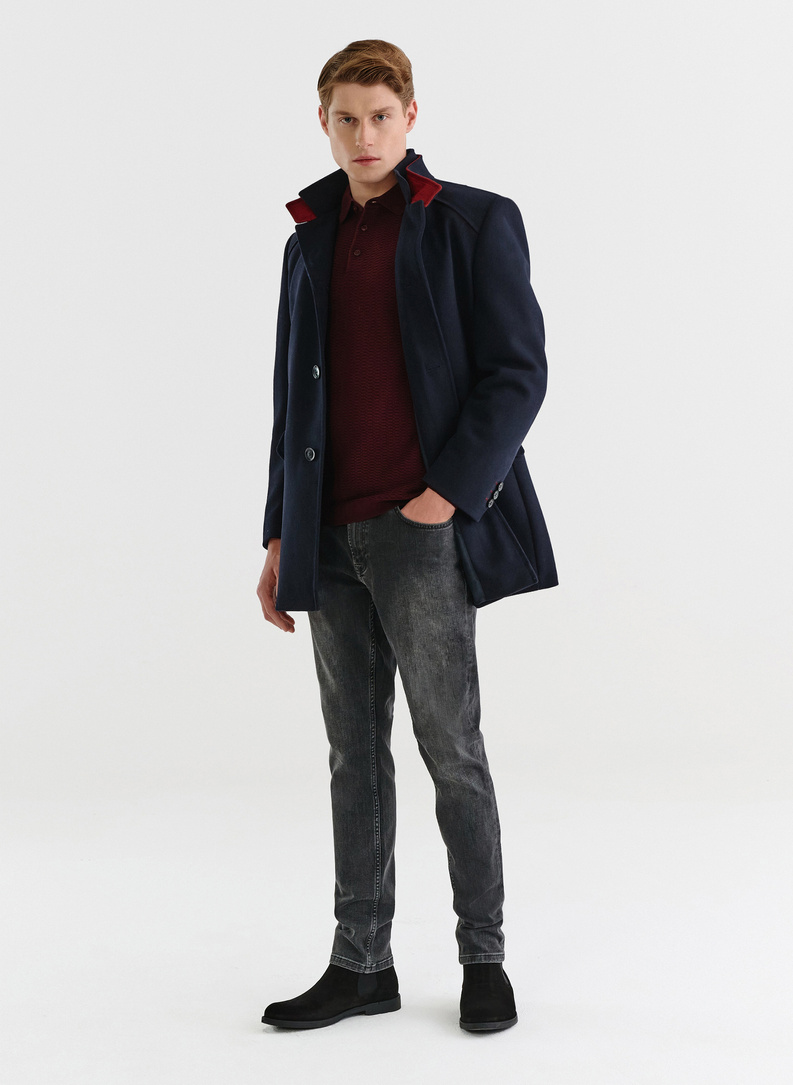 Granatowy płaszcz męski z podwójnym kołnierzem